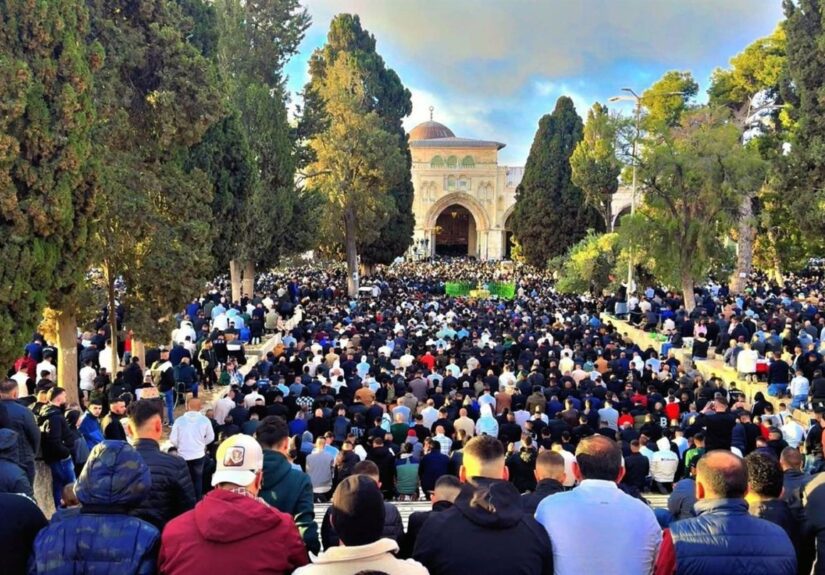 Las fuerzas de Israel detienen brevemente al gran muftí de Jerusalén tras un rezo en la mezquita de Al Aqsa