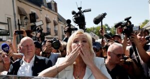 Le Pen aprovecha su periplo judicial para impulsar su campaña presidencial