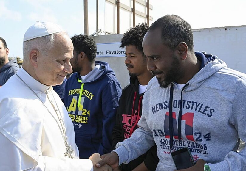 León XIV reza ante la tumba de un bebé inmigrante en Lampedusa y pide a Europa «pensar de otra manera»