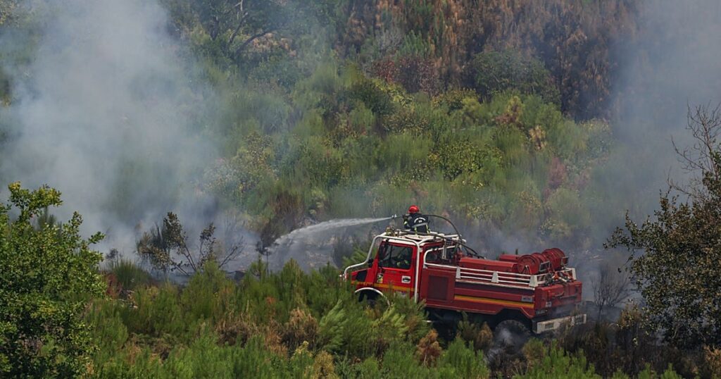 Los bomberos frenan el macroincendio pese al aumento de las temperaturas en el suroeste de Francia