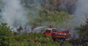 Los bomberos frenan el macroincendio pese al aumento de las temperaturas en el suroeste de Francia