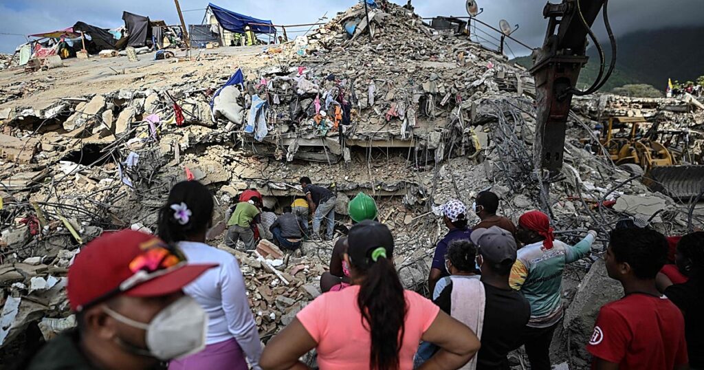 Los venezolanos siguen buscando a sus desaparecidos un mes después del doble terremoto