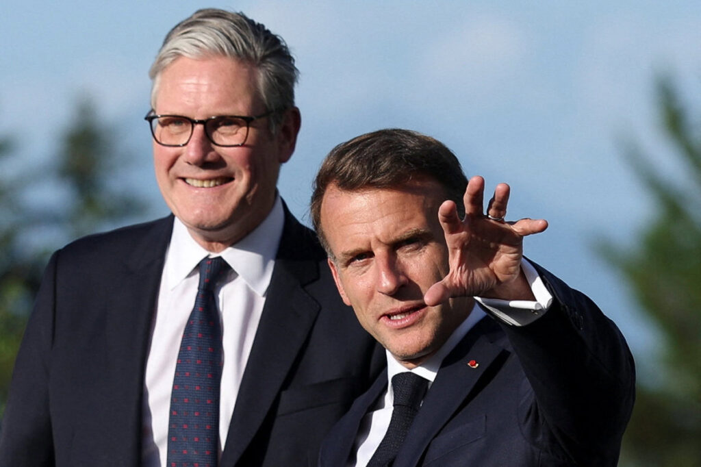 Macron entrega a Starmer la Legión de Honor a pocos días de abandonar el cargo de primer ministro de Reino Unido