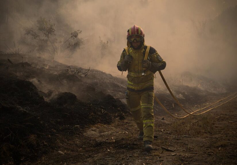 Más de un millar de bomberos combaten el incendio de Vouzela (Portugal)