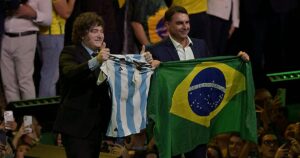 Milei modifica la ley para prohibir la entrada de extranjeros que expresen mensajes de odio hacia Argentina