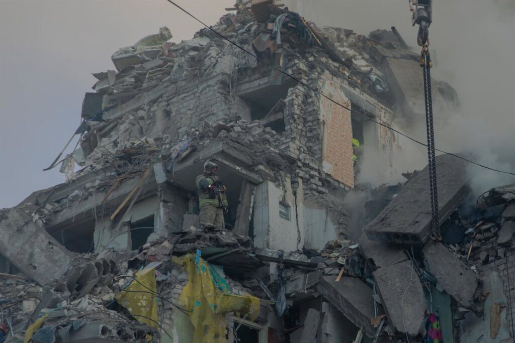 Mueren al menos once personas y 46 resultan heridas en bombardeos rusos sobre Kiev