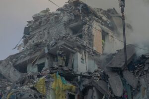 Mueren al menos once personas y 46 resultan heridas en bombardeos rusos sobre Kiev