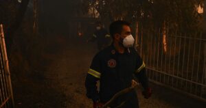 Mueren tres bomberos en incendios forestales en Grecia