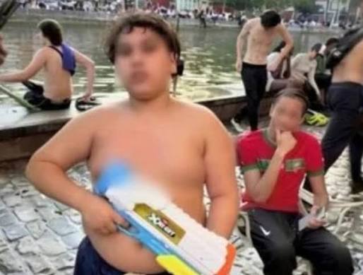 Polémica nacional en Francia por Hamza 'la aduana', el niño de 14 años que aterroriza a los turistas con pistola de agua y gas pimienta