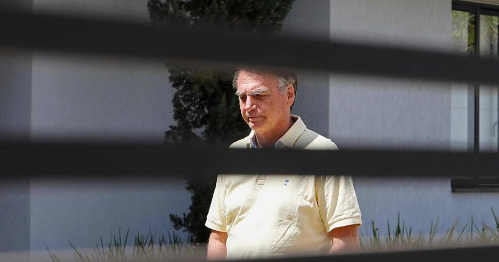 Registran la vivienda de Bolsonaro donde cumple arresto domiciliario en busca de armas