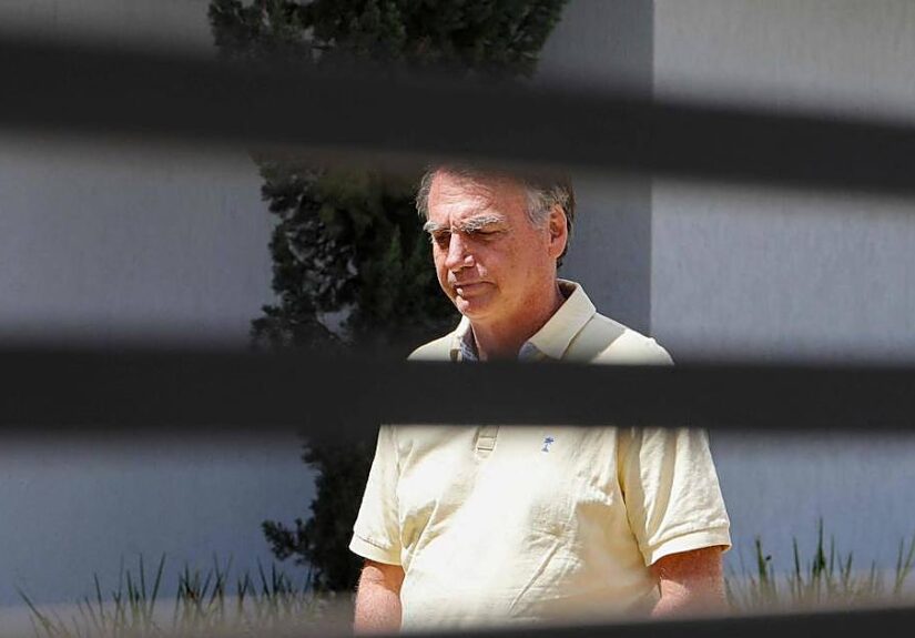 Registran la vivienda de Bolsonaro donde cumple arresto domiciliario en busca de armas
