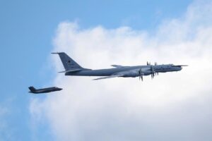 Reino Unido intercepta un avión de Rusia que se acercó a uno de sus portaaeronaves en el mar de Noruega