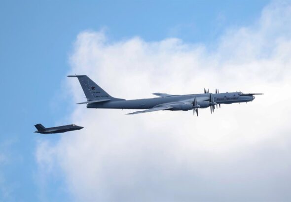 Reino Unido intercepta un avión de Rusia que se acercó a uno de sus portaaeronaves en el mar de Noruega