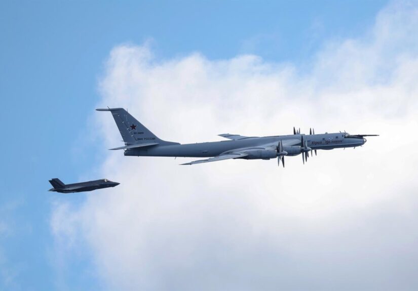 Reino Unido intercepta un avión de Rusia que se acercó a uno de sus portaaeronaves en el mar de Noruega
