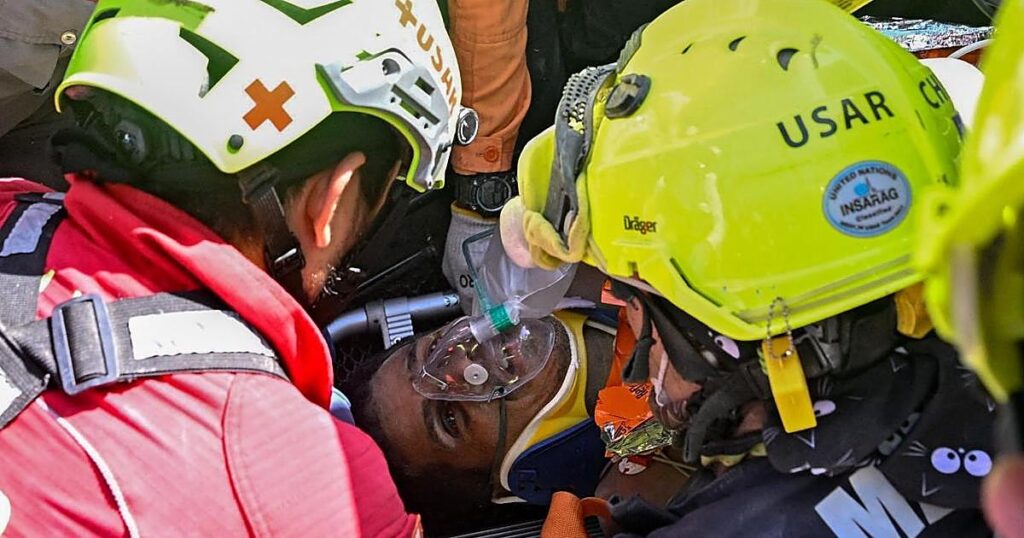 Rescatan con vida al vigilante venezolano que llevaba ocho días bajo los escombros del terremoto