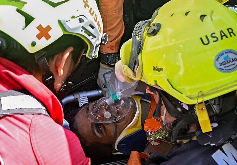 Rescatan con vida al vigilante venezolano que llevaba ocho días bajo los escombros del terremoto