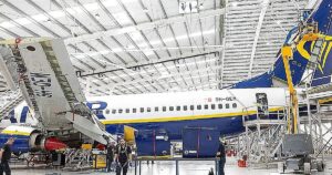 Ryanair destaca la «seguridad» de sus aviones después de que un hombre fuera succionado por una ventanilla