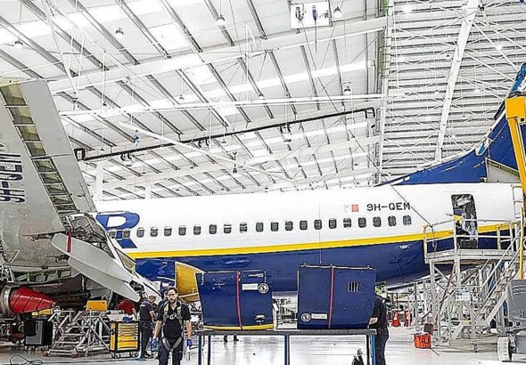 Ryanair destaca la «seguridad» de sus aviones después de que un hombre fuera succionado por una ventanilla