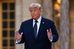 Trump declara "abierto" el paso de Ormuz y anuncia una tasa del 20% sobre toda la carga