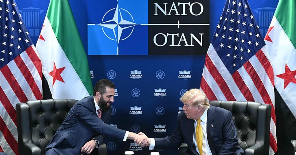 Trump promete al antiguo yihadista Al Sharaa sacar a Siria de la lista de países terroristas