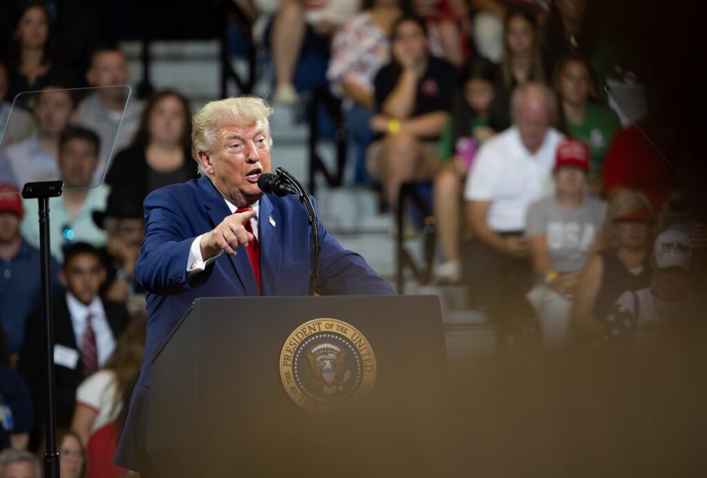 Trump responsabiliza a Irán de ataques de hutíes en el mar Rojo y amenaza con atacar a ambos si disparan a buques