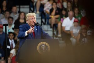 Trump responsabiliza a Irán de ataques de hutíes en el mar Rojo y amenaza con atacar a ambos si disparan a buques