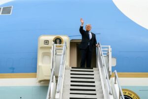 Trump vincula la retirada de tropas de Europa al futuro de Groenlandia
