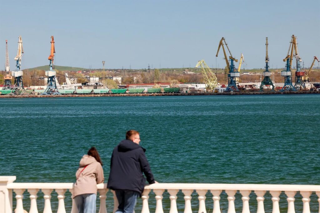Ucrania ataca con drones 15 buques de la "flota fantasma" rusa en el mar de Azov