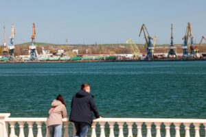 Ucrania ataca con drones 15 buques de la "flota fantasma" rusa en el mar de Azov