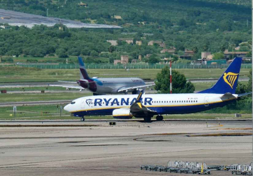Un pasajero de un vuelo de Ryanair queda medio succionado al desprenderse una ventanilla