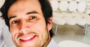 Un piloto salta al vacío en pleno vuelo y su aprendiz logra aterrizar sola