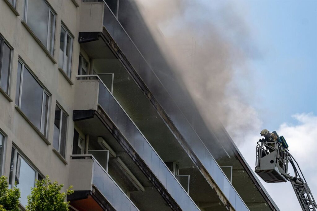 Varios muertos y heridos por el incendio en un edificio de viviendas en Amberes (Bélgica)