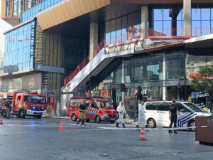 Varios muertos y seis desaparecidos por un incendio ya controlado en edificio en obras del centro de Bruselas