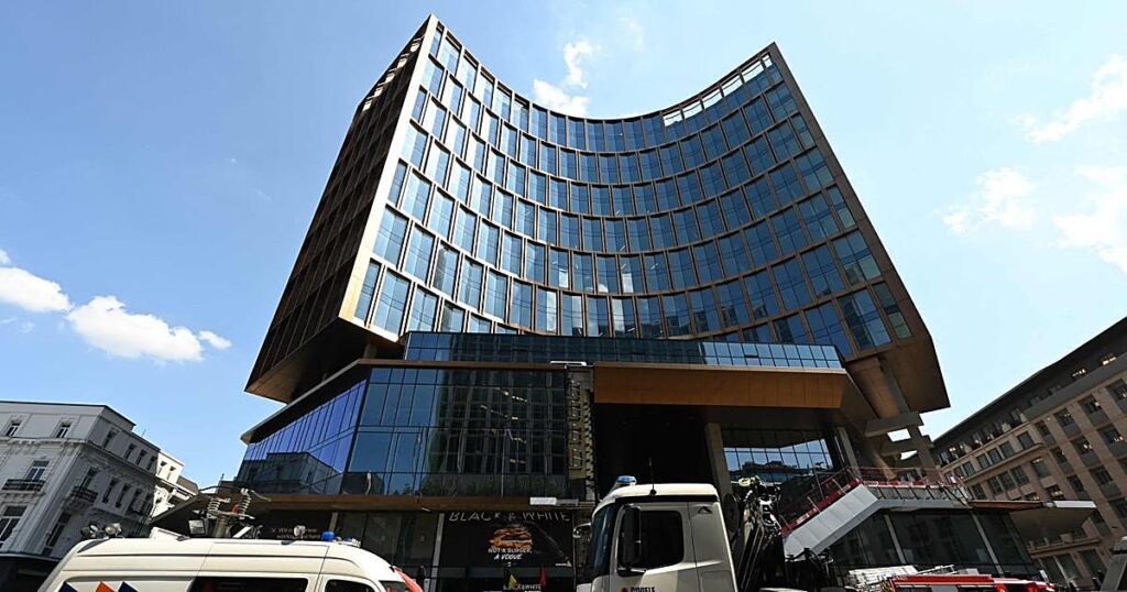 Varios muertos y seis desaparecidos tras un incendio en un edificio del centro de Bruselas