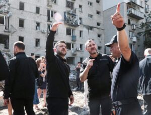 Zelenski denuncia nuevos ataques contra posiciones civiles en Ucrania: "Rusia ha enloquecido"