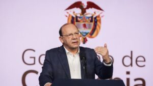 ministro de Hacienda anuncia reforma tributaria y responde al empalme