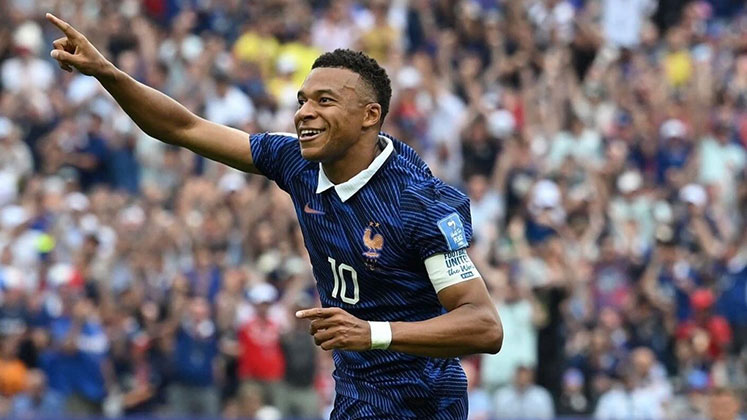 senadora que lanzó insultó contra Mbappe