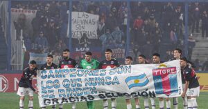 un autobús de argentinos aficionados de Tigre es atacado a balazos
