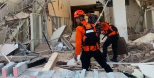 Al menos 38 muertos tras potente terremoto de magnitud 7,7 en Indonesia