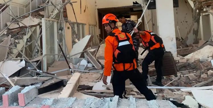 Al menos 38 muertos tras potente terremoto de magnitud 7,7 en Indonesia