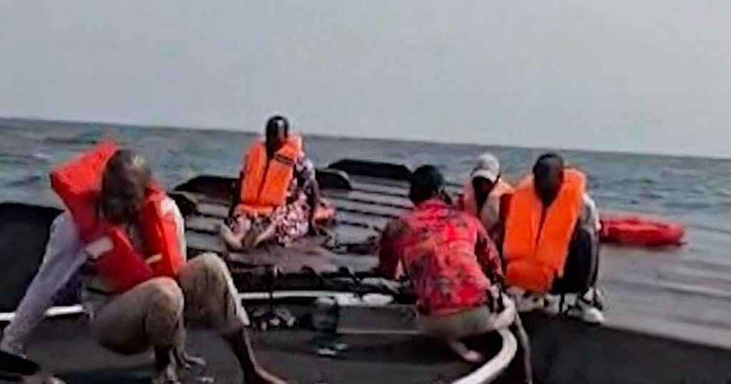 Al menos 44 muertos tras volcar un ferri sobrecargado en un lago de Zimbabue