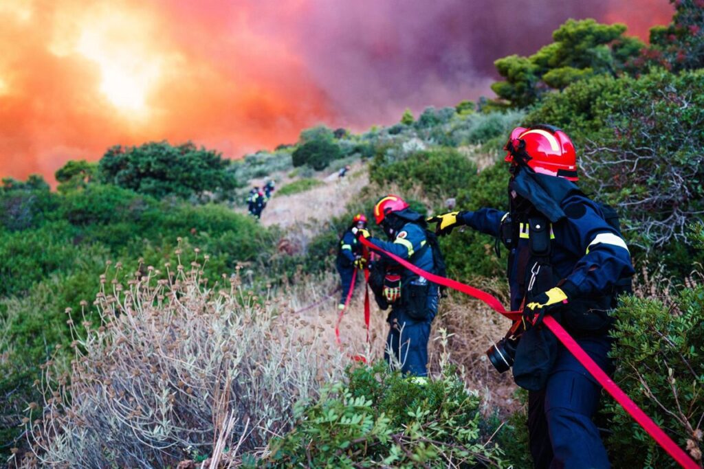 Al menos cuatro heridos por la colisión en vuelo de dos helicópteros que combatían los incendios de Grecia
