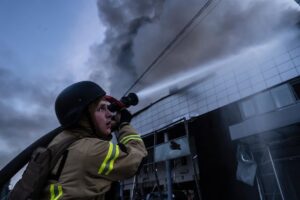 Al menos cuatro muertos y cinco heridos en un ataque de Rusia contra un minibús en Jersón, en el sur de Ucrania