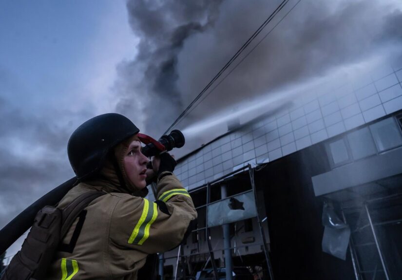 Al menos cuatro muertos y cinco heridos en un ataque de Rusia contra un minibús en Jersón, en el sur de Ucrania