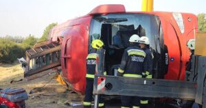 Al menos doce muertos y casi 50 heridos al volcar un autobús en Hungría