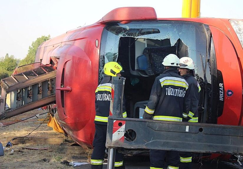 Al menos doce muertos y casi 50 heridos al volcar un autobús en Hungría