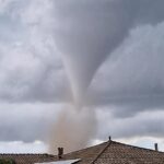 Al menos dos desaparecidos bajo los escombros tras el paso de un tornado en el sur de Francia