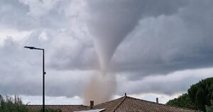 Al menos dos desaparecidos bajo los escombros tras el paso de un tornado en el sur de Francia