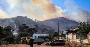 Al menos dos muertos y nueve heridos en un incendio declarado en la isla griega de Salamina
