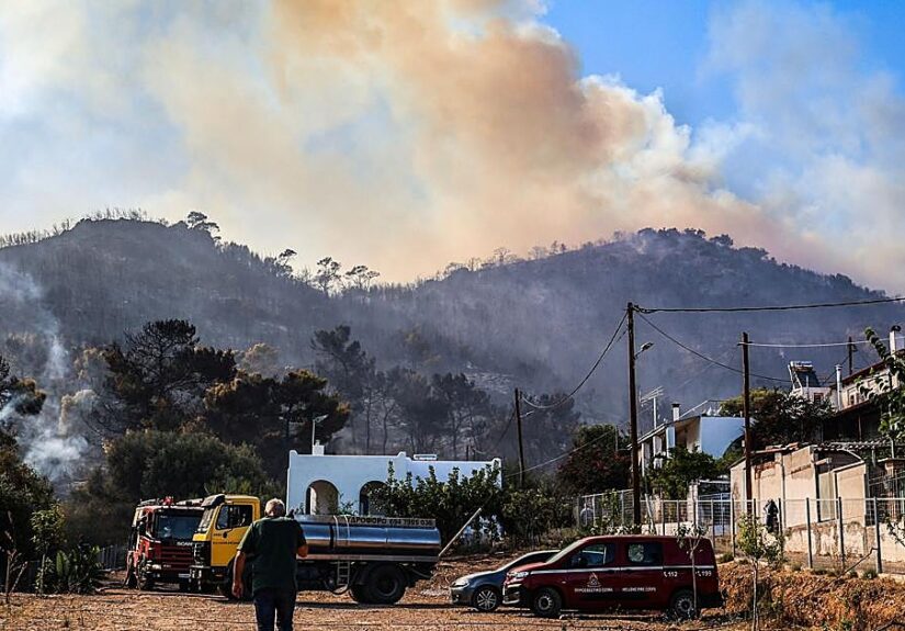 Al menos dos muertos y nueve heridos en un incendio declarado en la isla griega de Salamina